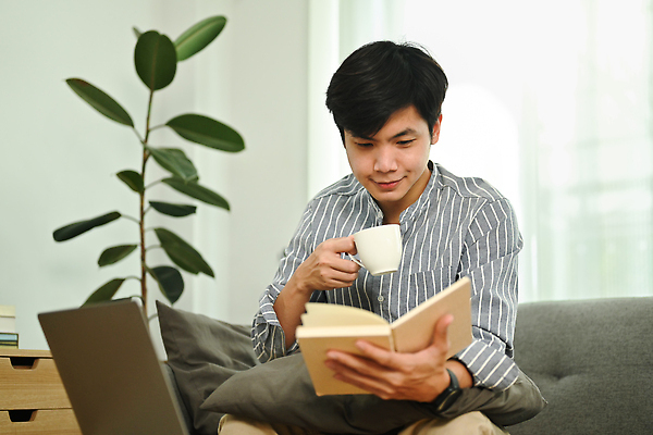 포토 JPG 해외이미지 남자 쿠션 잎 한명 들기 앉기 동양인 상반신 성인 책 노트북 소파 독서 커튼 찻잔 서랍장 성인남자한명만 해외202309 해외포토 식물 1 가구 의자 모션 잔 사람 인종 전자제품 남자한명만 성인남자만 파일형식