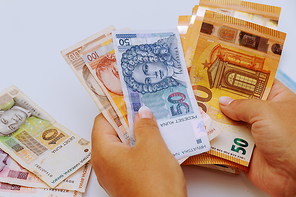 포토 JPG 해외이미지 손 유럽 지폐 돈 비즈니스 사람없음 금융 경제 유로 흰배경 크로아티아 환율 계산서 전국 많음 해외202309 해외포토 나라 백그라운드 컨셉 신체부위 흰색 재산 파일형식