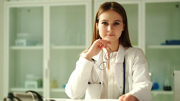 포토 JPG 해외이미지 직업 학생 여자 교육 안경 과학 청진기 성공 노동자 직장 실내 건강 병원 한명 미소 사무실 간호사 의사 코트 잡기 최고 도움 실험실 보호 질병 약국 과학자 연습 직원 서비스 싱글 컨설턴트 테라피 돌봄 소아과의사 약사 인턴 연습생 해외202309 해외포토 1 잡화 컨셉 회사 비즈니스 의학 의료기기 모션 표정 실험 사람 내부 뷰티 외투 의료진 전문직 상담 학자 파일형식