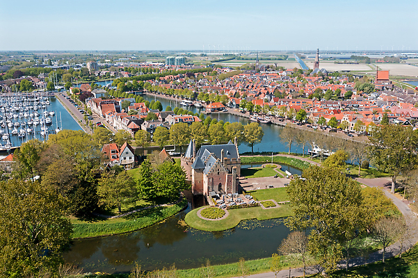 포토 JPG 해외이미지 전통 유럽 문화 벽 여행 요트 건축양식 자연 주택 안테나 풍경 사람없음 야외 건물 물 도시풍경 마을 탑 항구 도시 보트 성 방어 중세 역사 재산 네덜란드 함선 타운 드론 랜드마크 옛날 해외202309 해외포토 자연요소 건축물 건축 나라 배_교통 통신 교통시설 어류 금융 생태계 파일형식