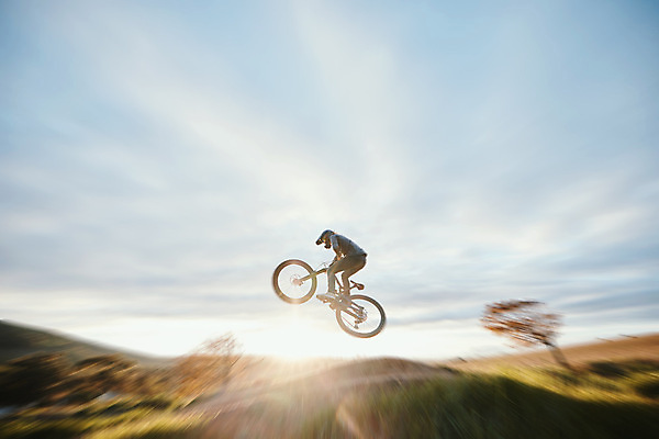 포토 JPG 해외이미지 전신 나무 남자 하늘 한명 성인 옆모습 달리기 태양 점프 자유 오토바이 익스트림스포츠 언덕 속도 성인남자한명만 해외202309 해외포토 자연요소 식물 1 스포츠 뷰포인트 컨셉 모션 사람 바이크 남자한명만 성인남자만 파일형식