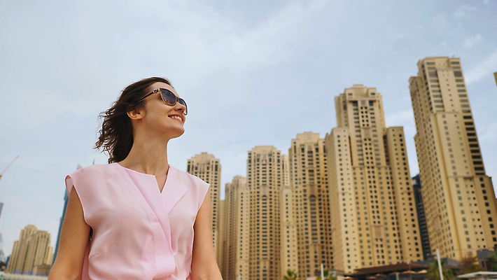 포토 JPG 해외이미지 백인 라이프스타일 여자 행복 실루엣 바다 여행 백그라운드 자연 휴가 건강 한명 사람 성인 야외 건물 물 뷰티 유행 점프 도시 고급 저녁 아랍에미리트 두바이 해외202309 해외포토 자연요소 서양인 1 건축물 감정 컨셉 중동 모션 촬영기법 생활 야간 생태계 파일형식