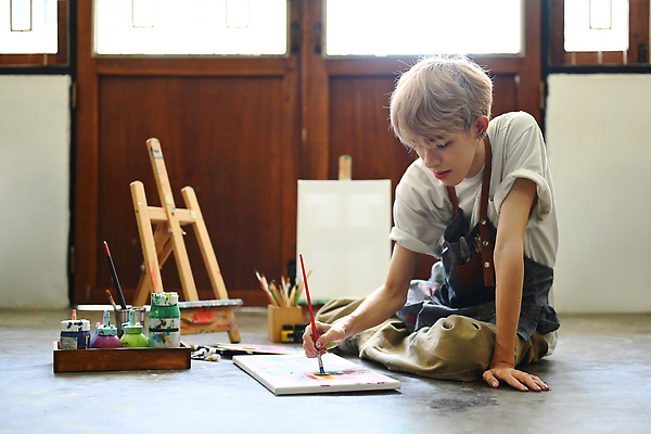 포토 JPG 해외이미지 남자 미술 한명 앉기 동양인 성인 빛 물감 그리기 이젤 그림 캔버스 손짚기 성인남자한명만 해외202309 해외포토 1 모션 문화예술 사람 인종 손짓 미술도구 남자한명만 성인남자만 파일형식