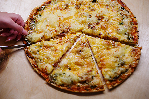 포토 JPG 해외이미지 전통 행복 음식 조각 백그라운드 토마토 탁자 모바일 치즈 주택 피자 육류 요리 사람없음 목재 빨간색 스마트폰 핸드폰 주방 와인 식사 저녁식사 버섯 이탈리아 껍질 시골 신선 뜨거움 맛 정상 굽기 지중해 먹기 속도 슬라이스 바질 모짜렐라치즈 살라미 페퍼로니 핸드메이드 맛있는 해외202309 해외포토 나무 감정 유럽 바다 컬러 가구 컨셉 채소 식재료 재료 모션 유제품 주류 패스트푸드 서양음식 건물 전자제품 스마트기기 소시지 구이 파일형식