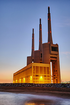 포토 JPG 해외이미지 공공시설 산업 바다 오렌지 건축양식 공장 하늘 전등 3 굴뚝 사람없음 건물 일출 탑 힘 황혼 일몰 새벽 장비 에너지 야간 버리기 바르셀로나 빛망울 기후변화 랜드마크 옛날 파멸 해외202309 해외포토 자연요소 건축물 건축 컨셉 과일 공업 모션 날씨 조명 빛 노을 변화 스페인 시설 파일형식 소멸