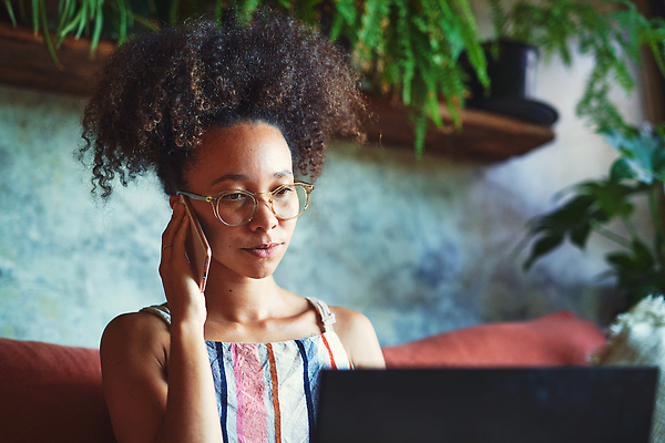 포토 JPG 해외이미지 직업 라이프스타일 여자 안경 인터넷 비즈니스 청소년 성공 아파트 주택 갈색머리 대화 한명 사람 20대 성인 노트북 스마트폰 쇼핑 컴퓨터 디지털 외침 우승 비즈니스우먼 무선전화기 흥분 와이파이 결제 열정 유리그릇 질서 온라인 목소리 남아프리카 여자한명만 해외202309 해외포토 1 헤어스타일 그릇 잡화 감정 컨셉 아프리카 유리 말하기 청년 건물 생활 전자제품 핸드폰 스마트기기 소리 예절 최고 직장인 전화기 무선인터넷 여자만 파일형식