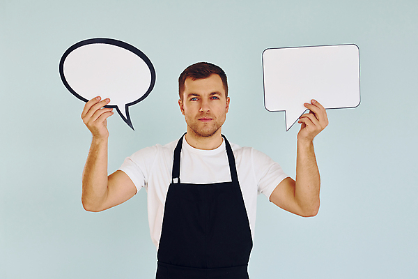 포토 JPG 해외이미지 서양인 남자 말풍선 한명 들기 상반신 성인 앞모습 팻말 성인남자한명만 카피스페이스 해외202309 해외포토 외국인 1 뷰포인트 모션 프레임 사람 공백 남자한명만 성인남자만 파일형식