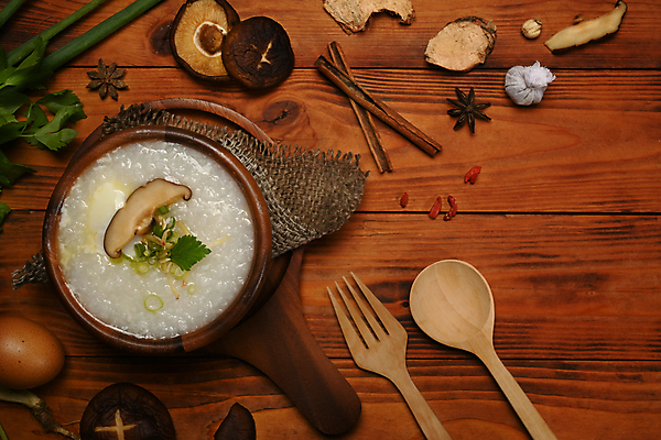 포토 JPG 해외이미지 전통 포크 채소 사람없음 계란 버섯 뜨거움 죽 건강식 나무접시 나무배경 해외202309 해외포토 식기 접시 음식 백그라운드 알 파일형식