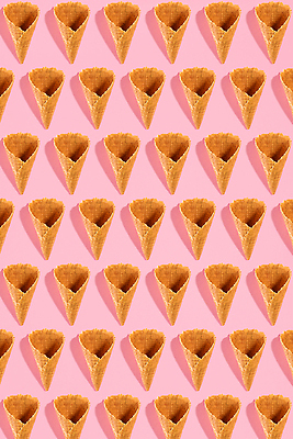 포토 JPG 해외이미지 백그라운드 패턴 사람없음 하이앵글 달콤 아이스크림콘 와플 분홍색배경 해외202309 해외포토 뷰포인트 분홍색 무늬 디저트 맛 콘 파일형식