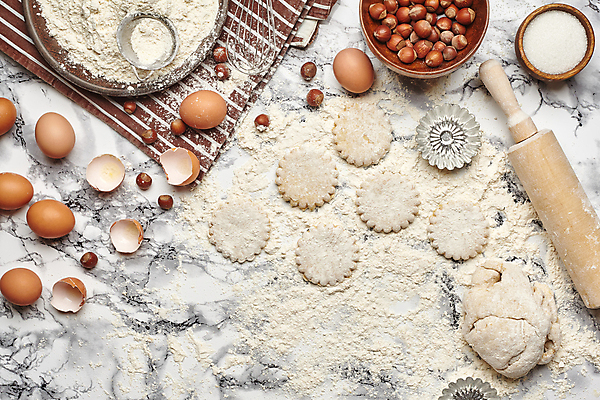 포토 JPG 해외이미지 실내 사람없음 하이앵글 계란 도구 지저분함 계란껍데기 반죽 밀가루 대리석 제빵 거품기 밀대 유리그릇 쿠키틀 제빵도구 헤이즐넛 해외202309 해외포토 그릇 뷰포인트 재료 유리 주방용품 내부 제과제빵 알 견과류 감각 가루 파일형식