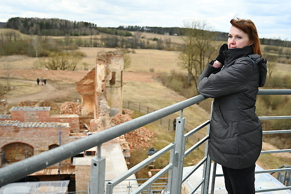 포토 JPG 해외이미지 백인 라이프스타일 응시 여자 행복 여행 자연 휴가 휴식 산 주택 갈색머리 한명 서기 사람 성인 야외 건물 목재 뷰티 문 발코니 시골 사색 방갈로 내추럴 안뜰 철책 해외202309 해외포토 서양인 나무 1 헤어스타일 건축물 시선 감정 컨셉 생각 재료 모션 숙소 생활 생태계 파일형식
