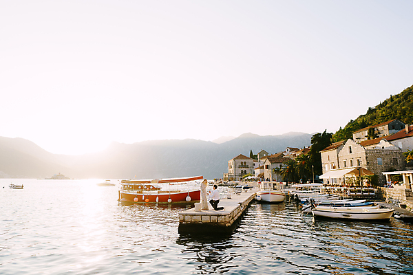 포토 JPG 해외이미지 나무 백인 1 커플 바다 2 요트 데이트 자연 산 함께함 사랑 서기 풍경 성인 사람없음 야외 건물 초록색 항구 맑음 만 보트 만들기 무릎 타운 몬테네그로 옛날 제안 그리너리 제의 해외202309 해외포토 서양인 식물 건축물 감정 컬러 컨셉 배_교통 관계 교통시설 모션 날씨 사람 신체부위 도시 생태계 파일형식 트랜드컬러