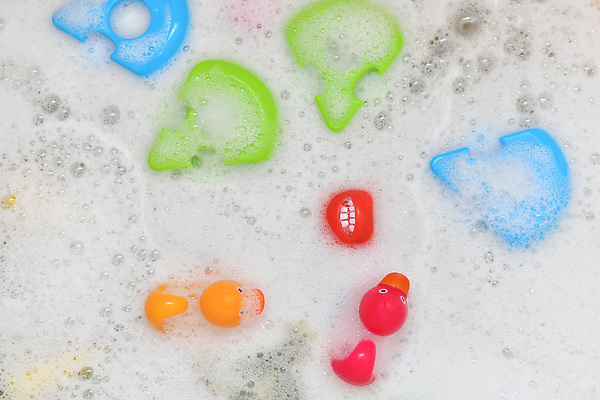 포토 JPG 해외이미지 행복 어린이 분홍색 놀이 오리 통 건강 미소 웃음 사람없음 빨간색 초록색 물 컬러풀 장난감 노란색 목욕 거품 젖음 욕실 흰색 아기 시간 치아 비누 고무 걸음마 돌봄 샤워실 위생관리 잇몸 해외202309 해외포토 자연요소 감정 컬러 신체 모션 조류 표정 관리 사람 위생용품 청결 소화기관 샤워시설 파일형식