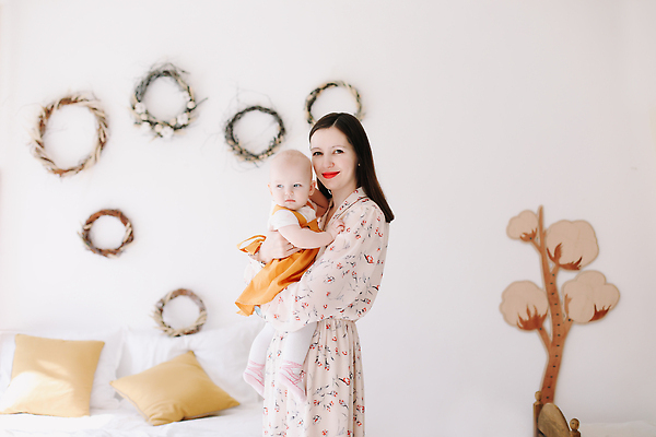 포토 JPG 해외이미지 백인 라이프스타일 여자 딸 행복 감정 어린이 가족 포옹 놀이 엄마 함께함 건강 사랑 사람 내부 두명 부모 귀여움 침묵 기쁨 침실 방 육아 아기 잡기 작음 간호 걸음마 돌봄 해외202309 해외포토 서양인 컨셉 관계 안기 모션 생활 소리 크기 파일형식