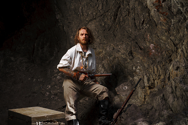 포토 JPG 해외이미지 백인 1 옷 문화 바다 섬 여행 휴가 영국 잉글랜드 미술 한명 이벤트 장식 가로 축제 할로윈 역사 칼 고급 개 큼 복고 선원 해적 스타일 해외202309 해외포토 서양인 유럽 컨셉 포유류 문화예술 사람 크기 도둑 파일형식