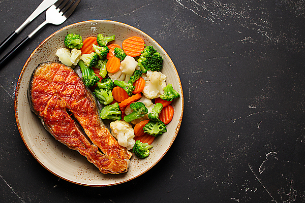 포토 JPG 해외이미지 접시 음식 포크 채소 스테이크 사람없음 나이프 연어 연어스테이크 해외202309 해외포토 식기 서양음식 어류 칼 파일형식