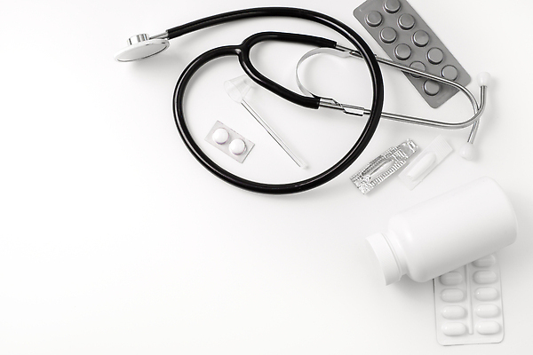 포토 JPG 해외이미지 디자인 과학 백그라운드 컨셉 청진기 탁자 건강 병원 사람없음 치료 알약 약 우주 공백 장비 의사 흰색 기구 공구 작업실 플랫 맥박 질병 정상 책상 위치 항공촬영 돌봄 무료 심장병 해외202309 해외포토 뷰포인트 컬러 가구 의학 의료기기 모션 의료진 도구 파일형식