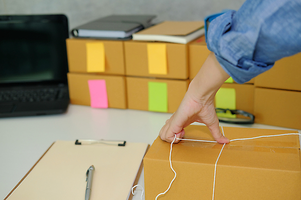 포토 JPG 해외이미지 손 안경 신체부위 노트북 상자 펜 공책 메모지 끈 책상 준비 분류 서류판 해외202309 해외포토 잡화 가구 문구용품 사람 전자제품 필기구 사무용품 파일형식