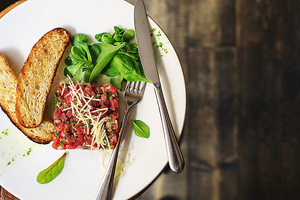 포토 JPG 해외이미지 접시 음식 조각 잎 치즈 실내 육류 요리 사람없음 빨간색 초록색 식사 저녁식사 이탈리아 샐러드 소고기 추위 신선 고급 맛 애피타이저 자르기 먹기 날것 슬라이스 바질 점심식사 등심 루꼴라 부스러기 송아지고기 얇은 맛있는 페스토 해외202309 해외포토 식물 식기 유럽 컬러 컨셉 채소 식재료 모션 유제품 내부 소스_음식 파일형식