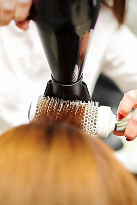 포토 JPG 해외이미지 헤어스타일 손 신체부위 뷰티 머리빗 우아함 드라이어 미용사 해외202309 해외포토 직업 컨셉 사람 미용용품 파일형식