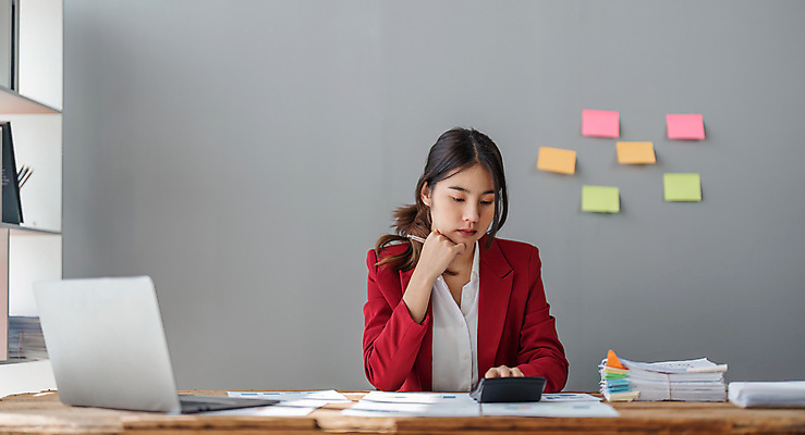 포토 JPG 해외이미지 직업 손 여자 종이 컨셉 돈 비즈니스 그래프 설계 직장 한명 사람 금융 경제 노트북 컴퓨터 사무실 계산기 업무 작업 비즈니스우먼 계산 책상 분석 보고서 경영자 문서 투자 회계 계산서 경영 계좌 세금 수입 예산 회계사 비용 해외202309 해외포토 1 가구 회사 문구용품 신체부위 전자제품 장비 직장인 재산 리더 파일형식