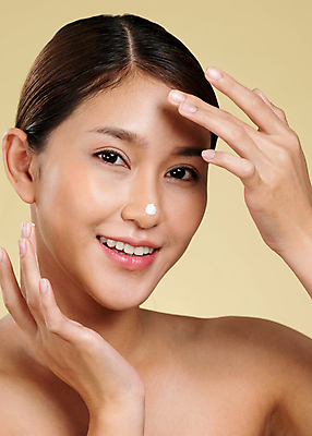 포토 JPG 해외이미지 모델 응시 여자 얼굴 한명 동양인 손짓 상반신 성인 앞모습 뷰티 우아함 피부 순수 성인여자한명만 해외202309 해외포토 1 시선 뷰포인트 컨셉 모션 사람 인종 신체부위 여자한명만 성인여자만 파일형식