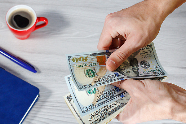 포토 JPG 해외이미지 손 종이 커피 백그라운드 컨셉 지폐 돈 비즈니스 성공 사람없음 컵 초록색 금융 쇼핑 펜 달러 공책 미국 비즈니스맨 재산 계산서 카운트 해외202309 해외포토 식기 남자 음료 컬러 북아메리카 문구용품 신체부위 경제 필기구 직장인 파일형식