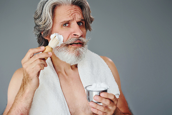 포토 JPG 해외이미지 노년 남자 한명 들기 상반신 앞모습 실버라이프 수건 턱수염 바르기 면도크림 노인남자한명만 그루밍족 해외202309 해외포토 1 라이프스타일 뷰포인트 모션 수염 사람 성인 위생용품 뷰티 남자한명만 노인남자만 파일형식