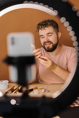 포토 해외이미지 남자 중년 전등 실내 한명 상반신 앞모습 스마트폰 화장 화장용품 방송 화장대 과정 리뷰 소셜네트워크 중년남자한명만 크리에이터 뷰티크리에이터 1인미디어 영상촬영 해외202309 해외포토 직업 1 뷰포인트 가구 컨셉 조명 사람 성인 내부 핸드폰 스마트기기 뷰티 촬영 미용용품 남자한명만 중년남자만 파일형식