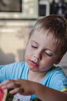 포토 JPG 해외이미지 남자 어린이 조각 수박 한명 소년 상반신 잡기 지저분함 먹기 과즙 소년한명만 해외202309 해외포토 1 과일 모션 사람 감각 남자한명만 소년만 파일형식