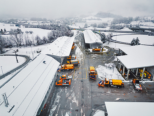 포토 JPG 해외이미지 여행 신발 겨울 비즈니스 건축양식 교통시설 노동자 거리 사람없음 도시 오픈 고속도로 종업원 기어 유지 고용 해외202309 해외포토 직업 계절 건축 도로 교통 구직 시설 채용 파일형식