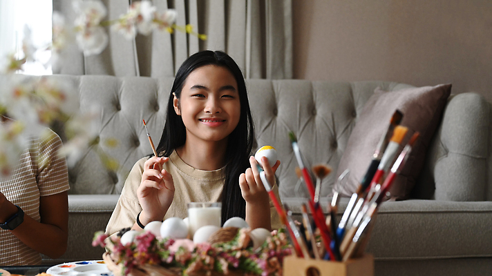 포토 JPG 해외이미지 여자 교육 꽃 어린이 교실 부활절 아이디어 미술 앉기 상반신 성인 두명 앞모습 소파 계란 물감 붓 그리기 책상 연필꽂이 여자만 해외202309 해외포토 식물 기념일 뷰포인트 가구 컨셉 의자 학교 모션 문화예술 문구용품 사람 알 미술도구 파일형식