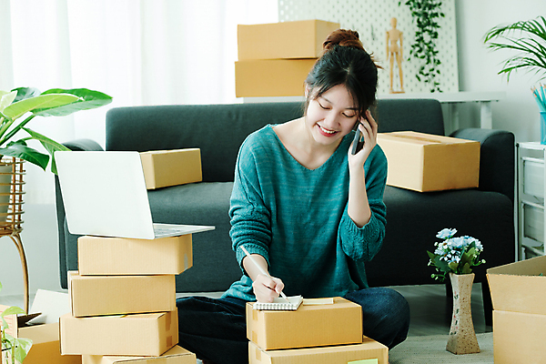 포토 JPG 해외이미지 여자 꽃 화분 잎 실내 한명 들기 동양인 성인 노트북 스마트폰 소파 쌓기 기록 택배 통화 택배상자 박스포장 스프링수첩 온라인쇼핑몰 성인여자한명만 해외202309 해외포토 식물 1 의자 포장 모션 사람 인종 내부 전자제품 핸드폰 스마트기기 상자 다이어리 운송업 쇼핑몰 온라인 여자한명만 성인여자만 파일형식