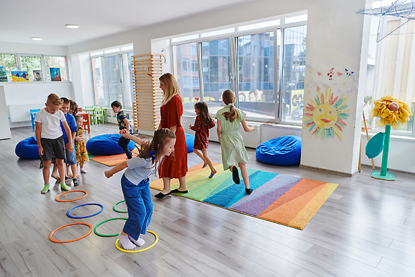 포토 JPG 해외이미지 여자 남자 어린이 스포츠 쿠션 창문 놀이 실내 소년 여러명 성인 달리기 점프 교사 카펫 유치원 고리 체육 즐거움 해외202309 해외포토 직업 교육 감정 다수 모션 사람 내부 파일형식