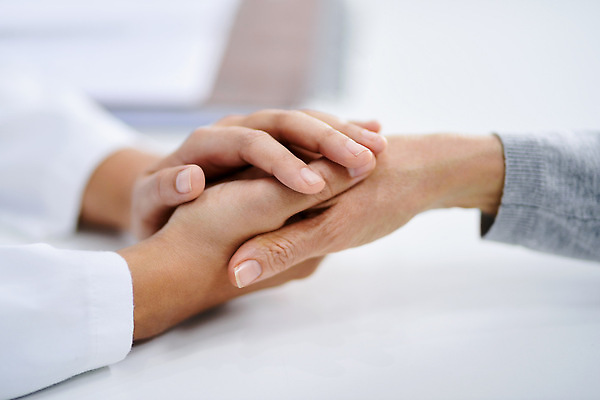 포토 JPG 해외이미지 손 따뜻함 근접촬영 신체부위 손잡기 의사 도움 해외202309 해외포토 뷰포인트 컨셉 모션 사람 의료진 파일형식