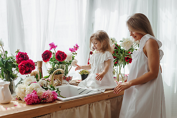 포토 JPG 해외이미지 원피스 여자 꽃 어린이 상반신 성인 두명 옆모습 금발 흰색 커튼 싱크대 여자만 소녀만 해외202309 해외포토 식물 헤어스타일 옷 뷰포인트 컬러 사람 개수대 어린이만 파일형식