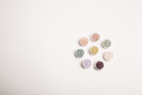 포토 JPG 해외이미지 백그라운드 사람없음 뷰티 화장품 흰색 화려 가루 해외202309 해외포토 컬러 컨셉 파일형식