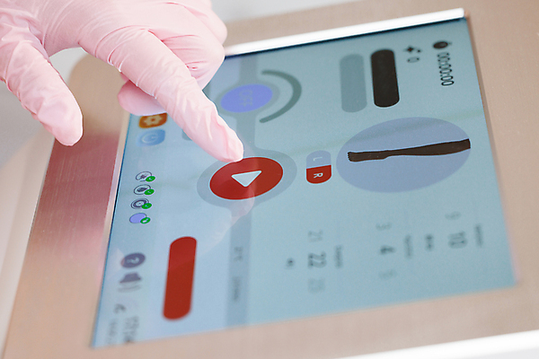 포토 JPG 해외이미지 직업 손 여자 얼굴 컨셉 신체 비즈니스 병원 사람 사람없음 치료 뷰티 상점 스파 기계 화장품 장비 의사 기구 마사지 기술자 미용사 하락 피부 스킨케어 순서 삭제 돌봄 이산화탄소 제모 해외202309 해외포토 의학 모션 신체부위 의료진 파일형식