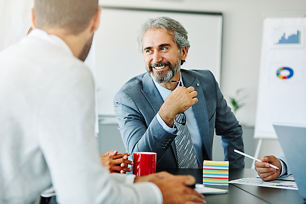 포토 JPG 해외이미지 백인 직업 라이프스타일 응시 남자 행복 비즈니스 사업가 탁자 성공 노동자 직장 실내 사람 성인 두명 금융 사무실 회색 백발 흰색 업무 작업 비즈니스맨 자신감 종업원 스마트 경영자 바쁨 변호사 경영 해외202309 해외포토 서양인 헤어스타일 시선 감정 컬러 가구 컨셉 회사 내부 생활 경제 직장인 리더 파일형식