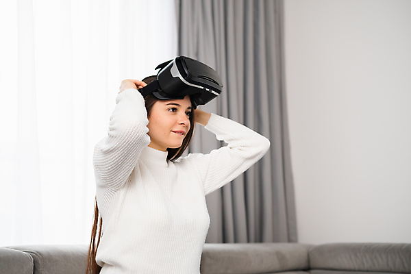 포토 JPG 해외이미지 직업 여자 안경 거실 놀이 미래 고글 주택 한명 웃음 내부 소파 3D 우주 디지털 헤드폰 기쁨 게임 체험 사이버 흥분 하이테크 비전 동영상 혁명 게이머 비디오게임 착용 웨어러블 가상 가상현실 현실 해외202309 해외포토 1 잡화 감정 음향기기 컨셉 의자 기술 표정 사람 건물 디지털합성 파일형식