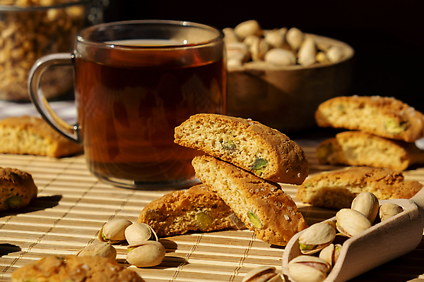 포토 JPG 해외이미지 단면 잔 사람없음 쌓기 쿠키 나무바닥 주걱 나무그릇 피스타치오 홈메이드 비스코티 비건 해외202309 해외포토 그릇 식기 빵 모션 주방용품 디저트 바닥 목재 견과류 만들기 채식주의자 파일형식