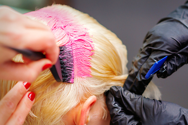 포토 JPG 해외이미지 손 분홍색 장갑 상반신 신체부위 머리카락 붓 머리빗 미용실 미용사 바르기 머리손질 염색 염색약 해외202309 해외포토 직업 잡화 컬러 모션 사람 뷰티 머리 미용용품 뷰티샵 파일형식