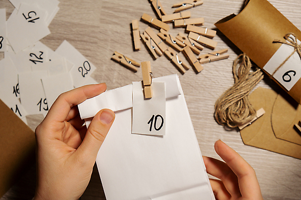 포토 JPG 해외이미지 손 집게 선물 들기 신체부위 장식 숫자 포장지 준비 노끈 DIY 꾸미기 베이지색 핸드메이드 나무배경 해외포토 문자 줄 컬러 백그라운드 포장 모션 사람 취미 파일형식