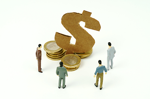 포토 JPG 해외이미지 캐릭터 남자 돈 회사 비즈니스 사업가 통신 성공 대화 사람 정장 사람없음 사무실 숫자 달러 동전 미니어처 피규어 흰색 업무 비즈니스맨 그룹 재산 심볼 계약 약속 투자 경영 수입 혼란 해외202309 해외포토 직업 문자 옷 컬러 컨셉 말하기 금융 모형 작업 직장인 파일형식