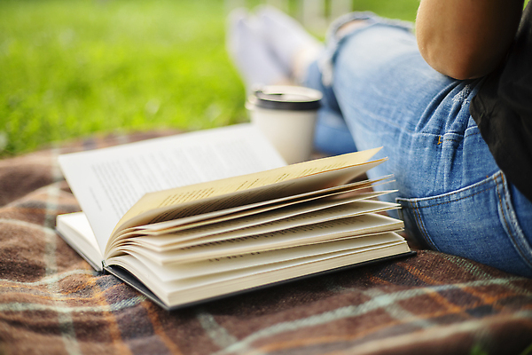 포토 JPG 해외이미지 학생 라이프스타일 공원 여자 교육 음료 음악 인터넷 비즈니스 학교 자연 아침 휴식 사람 앉기 잔디 사람없음 야외 10대 책 스마트폰 핸드폰 스터디 독서 뷰티 정원 헤드폰 침묵 흰색 청바지 담요 스마트 읽기 대학교 문학 혼자 해외202309 해외포토 주간 식물 공공시설 컬러 음향기기 컨셉 바지 모션 청소년 문화예술 생활 전자제품 스마트기기 학습 소리 생태계 파일형식