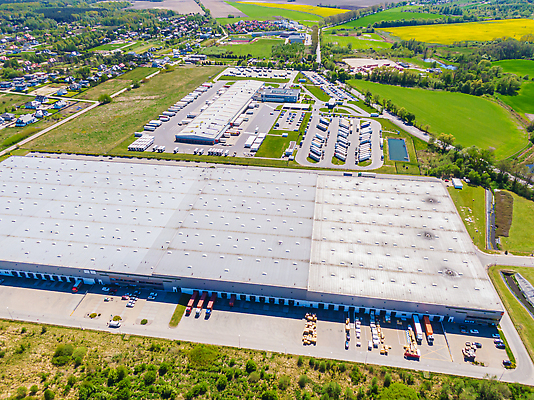 포토 JPG 해외이미지 유럽 산업 도로 비즈니스 공장 교통시설 자동차 독일 안테나 사람없음 화물 상품 컨테이너 창고 시설 상업 수납 짐차 무거움 트레일러 물류 폴란드 드론 분배 수입 조감도 해외202309 해외포토 나라 길 육상교통 교통 통신 공업 운송업 무게 파일형식