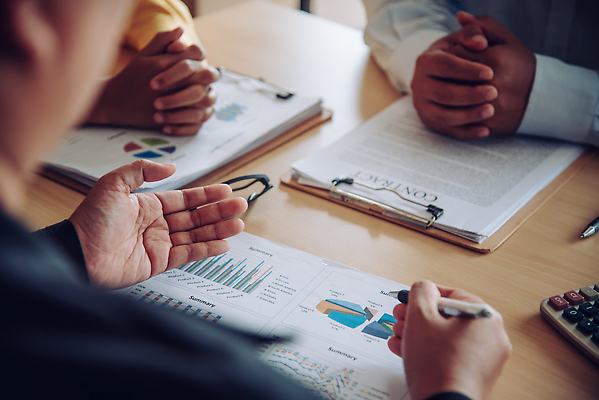 포토 JPG 해외이미지 직업 생각 인터넷 비즈니스 통신 통계 탁자 회의 모바일 협력 아이디어 대화 사람없음 금융 글로벌 사무실 디지털 공책 작업 비즈니스맨 네트워크 그룹 계획 토론 디자이너 분석 오브젝트 회계 다락방 마케팅 세미나 프로젝트 목업 브레인스토밍 해외202309 해외포토 남자 가구 컨셉 문구용품 말하기 경제 직장인 파일형식