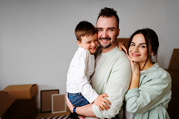 포토 JPG 해외이미지 응시 여자 남자 아들 어린이 액자 안기 엄마 소년 상반신 성인 옆모습 세명 상자 기댐 아빠 이사 즐거움 정리 짐싸기 어깨에손 해외202309 해외포토 시선 감정 뷰포인트 가족 모션 사람 파일형식