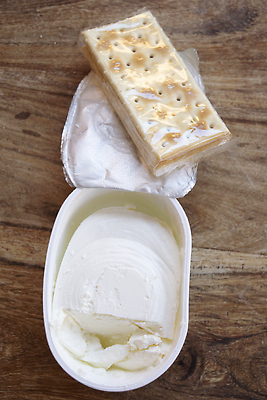 포토 JPG 해외이미지 다이어트 치즈 패스트푸드 샌드위치 건강 사람없음 빛 크래커 토막 단절 탄수화물 해외202309 해외포토 음식 유제품 쿠키 인스턴트 파일형식