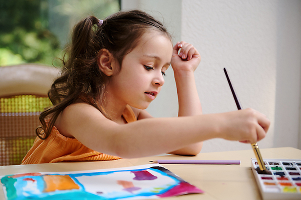 포토 JPG 해외이미지 학생 여학생 교육 행복 문화 초등학생 어린이 가정 기술 실내 창조 한명 취미 학습 유치원 작업실 묘기 집중 신학기 그림 예술가 페인트붓 화가 개발 걸음마 해외202309 해외포토 직업 1 여자 감정 컨셉 모션 사람 내부 붓 파일형식